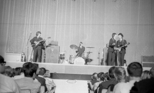 The Beatles - 1964 - 74 - Concerto Teatro Adriano