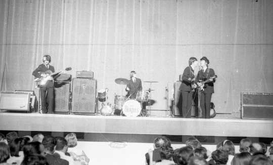 The Beatles - 1964 - 75 - Concerto Teatro Adriano