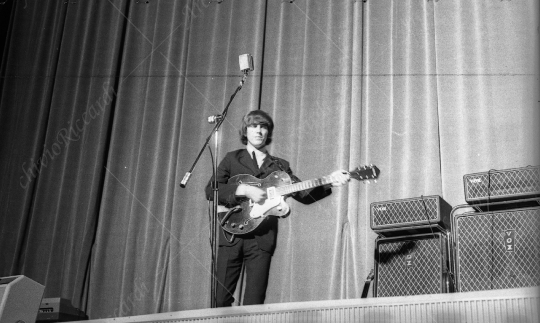 The Beatles - 1964 - 77 - Concerto Teatro Adriano - George Harrison