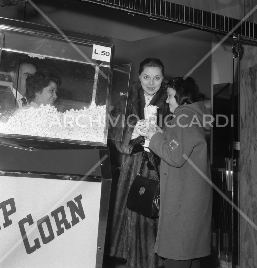 Virna Lisi - 1957 - con Serenella Spaziani - 002