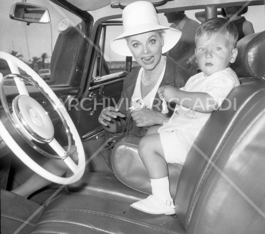 Virna Lisi - 1964 - con la famiglia in aeroporto - 020