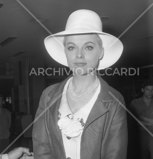 Virna Lisi - 1964 - con la famiglia in aeroporto - 021