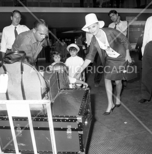 Virna Lisi - 1964 - con la famiglia in aeroporto - 027