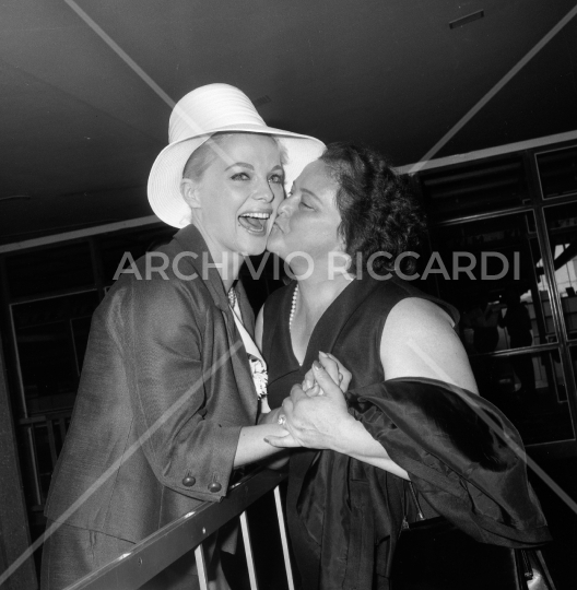 Virna Lisi - 1964 - con la famiglia in aeroporto - 053