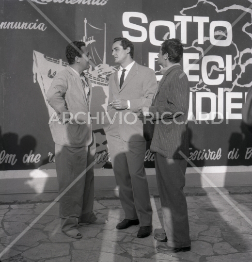 Vittorio Gassman - 1960 - 029 - con Alberto Sordi e Serge Reggiani- Set di Tutti a casa