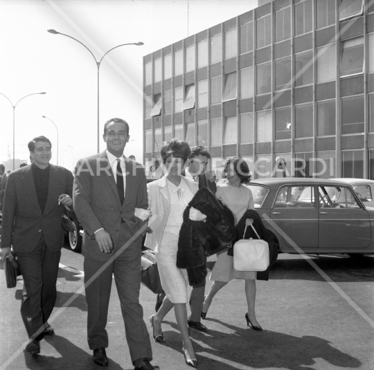 Vittorio Gassman - 1963 - 120 -  in aeroporto con Edmonda Aldini