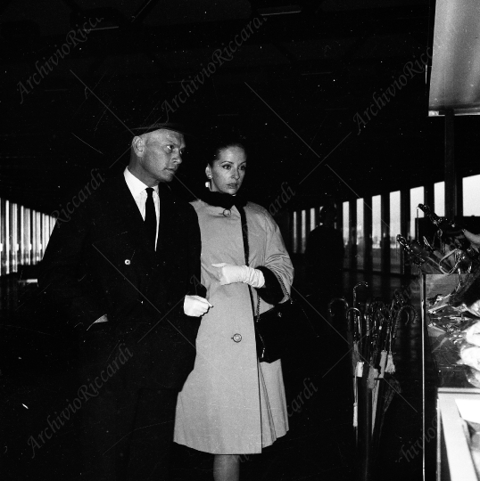 Yul Brynner -  1965 in aereoporto - 009