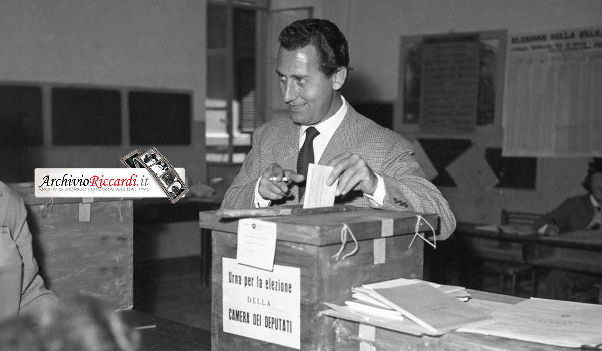 Alberto Sordi vota nel 1958 per le elezioni politiche in Italia - Foto di Carlo Riccardi